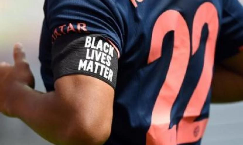 Οι παίκτες της Μπάγερν φόρεσαν περιβραχιόνια με μήνυμα κατά του ρατσισμού